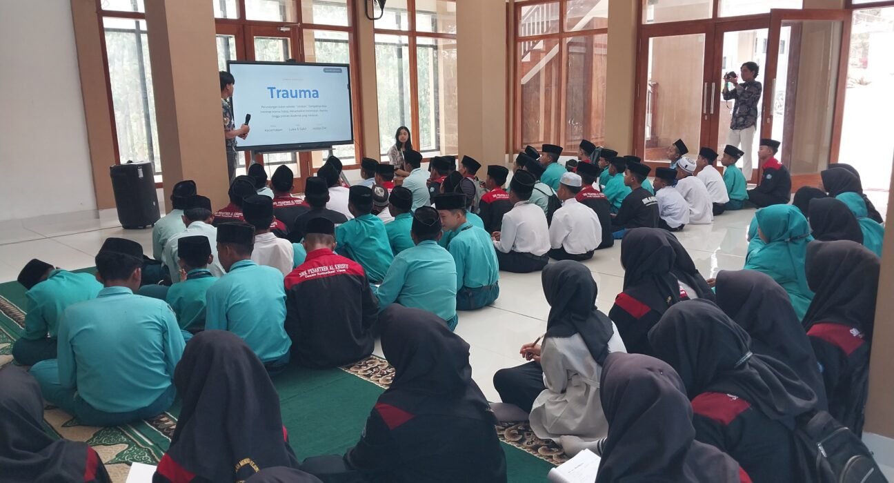 Mahasiswa KKN BBM Universitas Brawijaya memberikan materi edukasi mengatasi bullying di Pesantren Al Khusyu Blitar