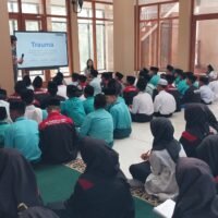 Mahasiswa KKN BBM Universitas Brawijaya memberikan materi edukasi mengatasi bullying di Pesantren Al Khusyu Blitar