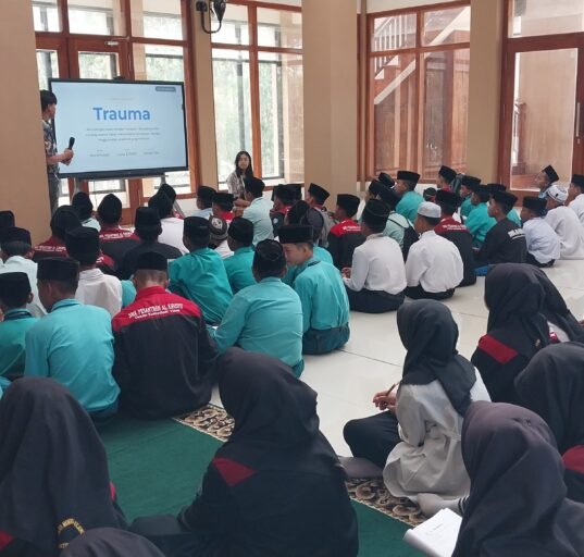 Mahasiswa KKN BBM Universitas Brawijaya memberikan materi edukasi mengatasi bullying di Pesantren Al Khusyu Blitar