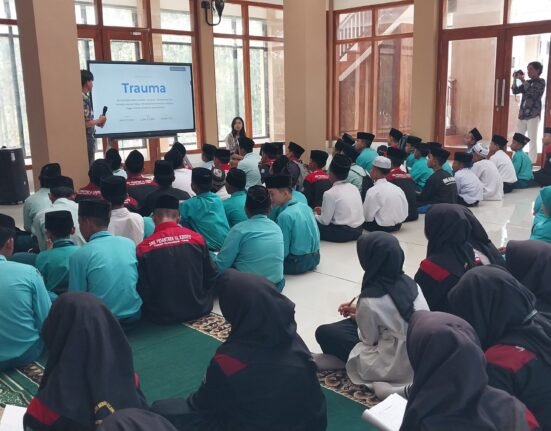 Mahasiswa KKN BBM Universitas Brawijaya memberikan materi edukasi mengatasi bullying di Pesantren Al Khusyu Blitar