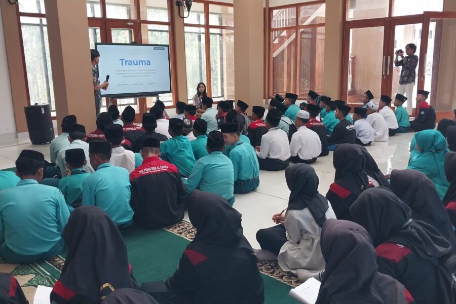 Mahasiswa KKN BBM Universitas Brawijaya memberikan materi edukasi mengatasi bullying di Pesantren Al Khusyu Blitar