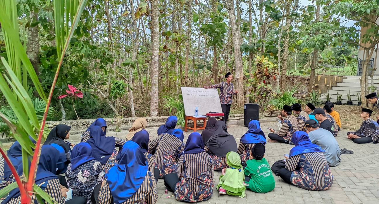 Guru Pesantren Al Khusyu Blitar berdiskusi dalam Komunitas Belajar untuk pengembangan metode mengajar
