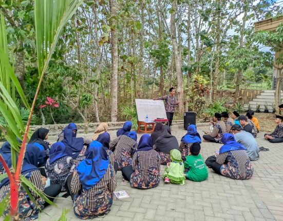 Guru Pesantren Al Khusyu Blitar berdiskusi dalam Komunitas Belajar untuk pengembangan metode mengajar