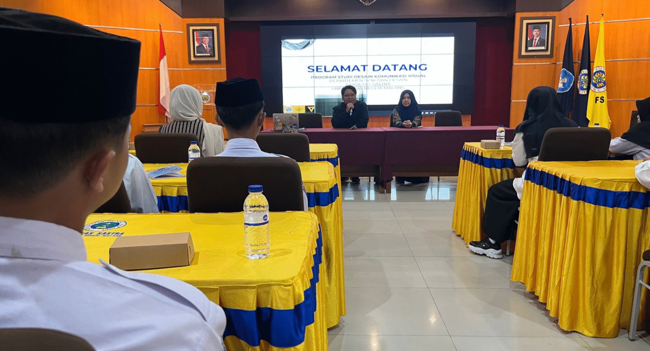 Siswa SMK Pesantren Al-Khusyu Blitar berdiskusi dengan dosen DKV Universitas Negeri Malang saat kunjungan edukatif