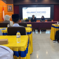 Siswa SMK Pesantren Al-Khusyu Blitar berdiskusi dengan dosen DKV Universitas Negeri Malang saat kunjungan edukatif