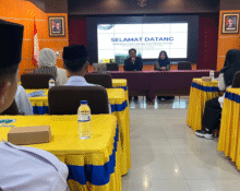 Siswa SMK Pesantren Al-Khusyu Blitar berdiskusi dengan dosen DKV Universitas Negeri Malang saat kunjungan edukatif