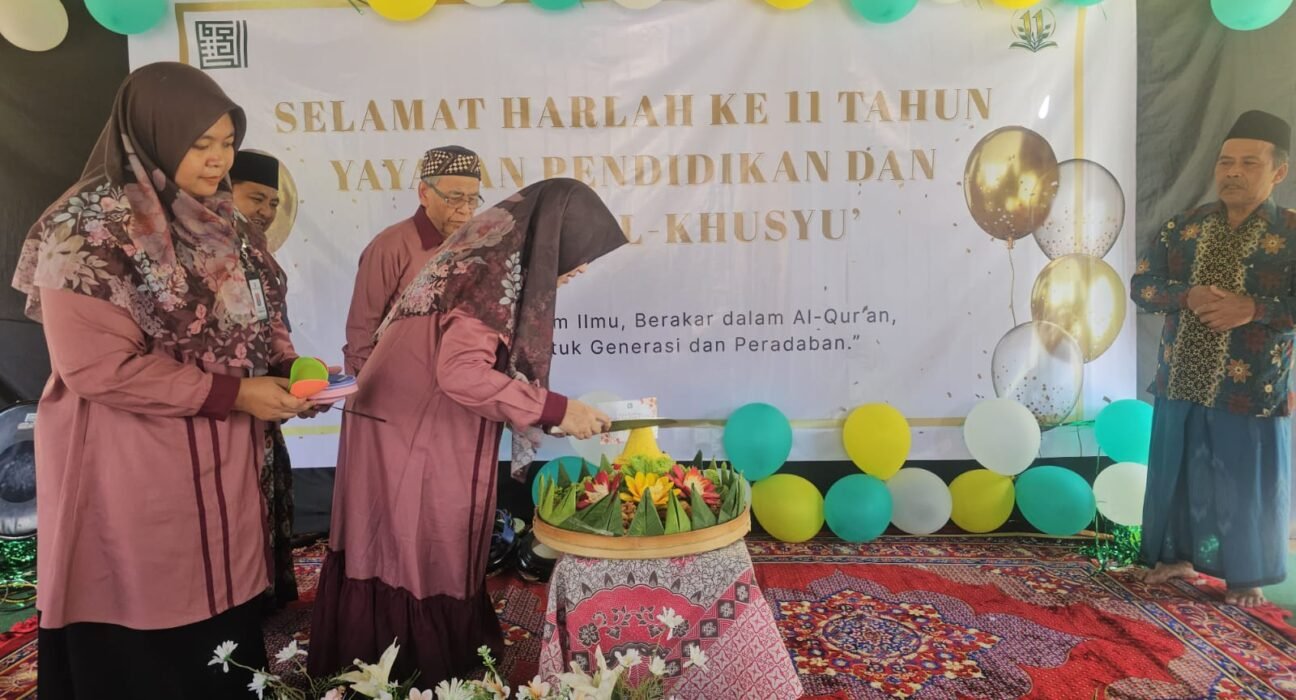Spanduk Peringatan Milad ke-11 Yayasan Pendidikan dan Sosial Al-Khusyu Blitar bertema Bertumbuh Berakar Mengabdi