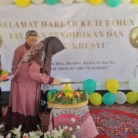 Spanduk Peringatan Milad ke-11 Yayasan Pendidikan dan Sosial Al-Khusyu Blitar bertema Bertumbuh Berakar Mengabdi