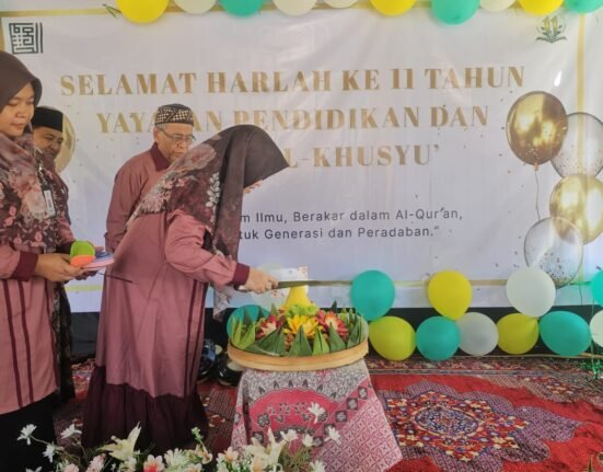 Spanduk Peringatan Milad ke-11 Yayasan Pendidikan dan Sosial Al-Khusyu Blitar bertema Bertumbuh Berakar Mengabdi