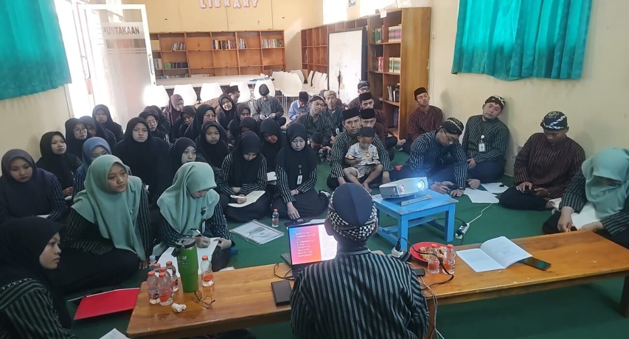 Para guru mengikuti sesi diskusi interaktif dalam acara Supervisi Kinerja Guru Al-Khusyu' Blitar.