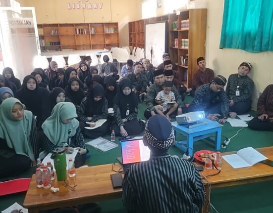 Para guru mengikuti sesi diskusi interaktif dalam acara Supervisi Kinerja Guru Al-Khusyu' Blitar.