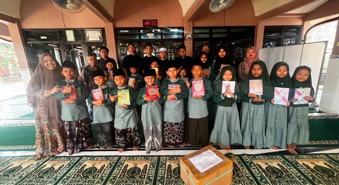 Tim Yayasan Al-Khusyu' menyalurkan Al-Qur'an dan bantuan wakaf kepada masyarakat Trenggalek, Jawa Timur, 7 Agustus 2026