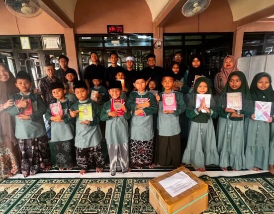 Tim Yayasan Al-Khusyu' menyalurkan Al-Qur'an dan bantuan wakaf kepada masyarakat Trenggalek, Jawa Timur, 7 Agustus 2026