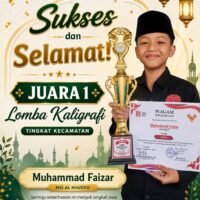 Siswa dan santri MIS serta SMP PP Al Khusyu Blitar membawa piala kejuaraan tingkat Kecamatan Wates