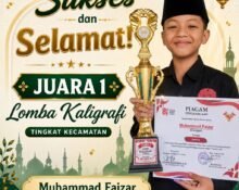 Siswa dan santri MIS serta SMP PP Al Khusyu Blitar membawa piala kejuaraan tingkat Kecamatan Wates