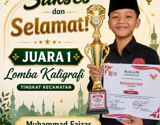 Siswa dan santri MIS serta SMP PP Al Khusyu Blitar membawa piala kejuaraan tingkat Kecamatan Wates