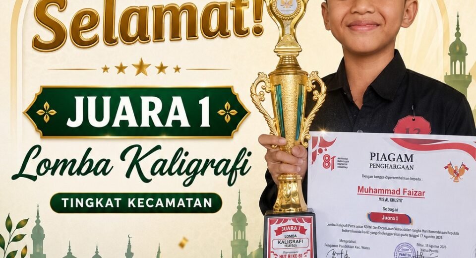 Siswa dan santri MIS serta SMP PP Al Khusyu Blitar membawa piala kejuaraan tingkat Kecamatan Wates