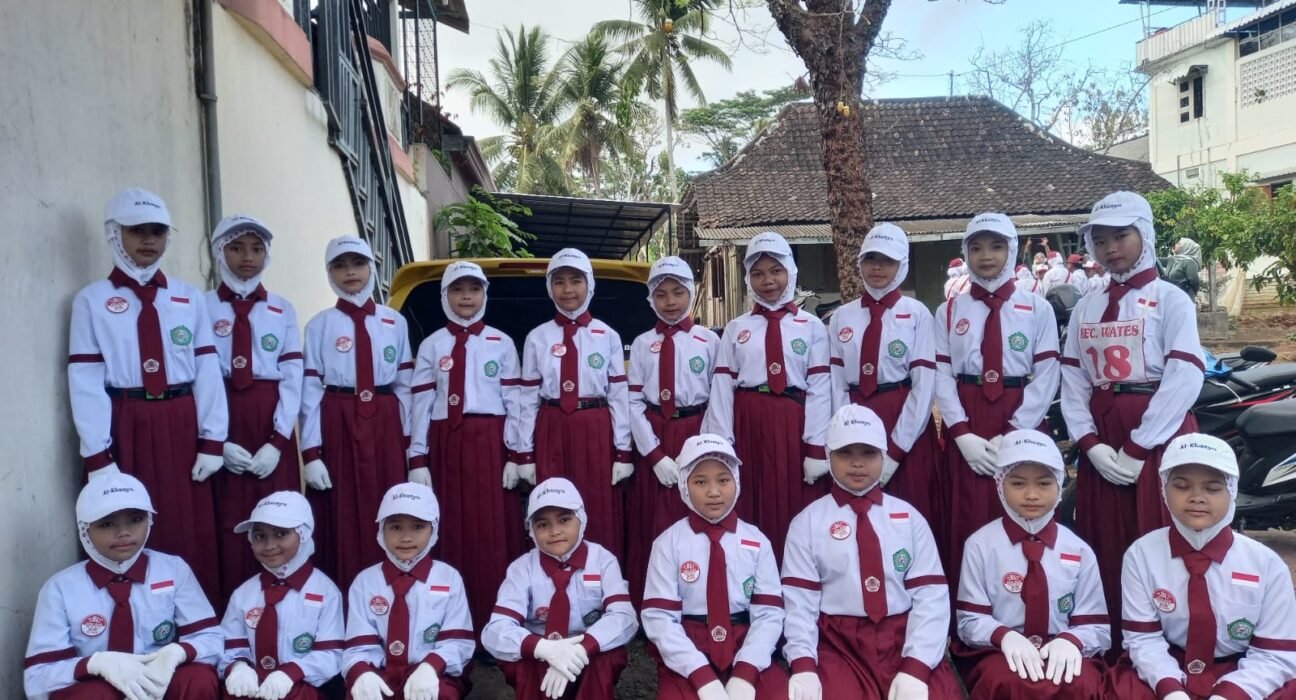 Regu gerak jalan Al-Khusyu Blitar tampil kompak dalam Lomba Gerak Jalan Tingkat Kecamatan Wates.
