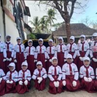 Regu gerak jalan Al-Khusyu Blitar tampil kompak dalam Lomba Gerak Jalan Tingkat Kecamatan Wates.