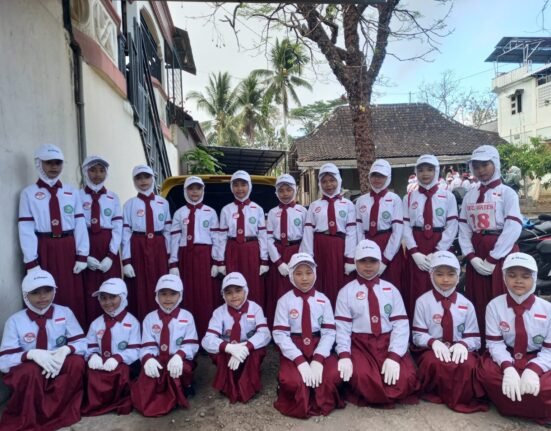 Regu gerak jalan Al-Khusyu Blitar tampil kompak dalam Lomba Gerak Jalan Tingkat Kecamatan Wates.