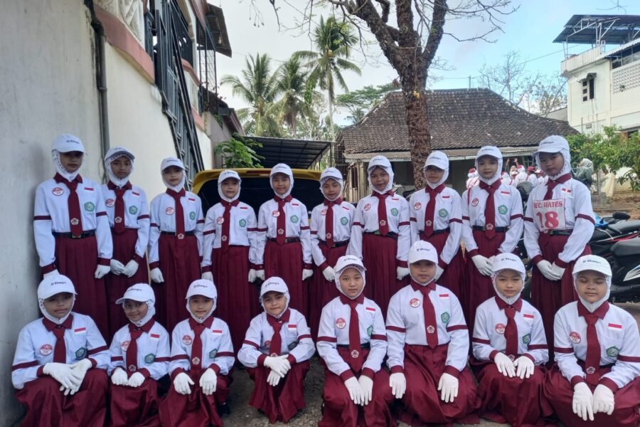 Regu gerak jalan Al-Khusyu Blitar tampil kompak dalam Lomba Gerak Jalan Tingkat Kecamatan Wates.