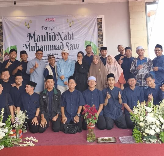 Khidmat pembacaan Maulid Diba dan mauidhah hasanah dalam Peringatan Maulid Nabi Muhammad SAW yang digelar Soso Group bersama Pondok Pesantren Al-Khusyu' di Jombang.
