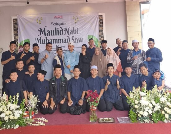 Khidmat pembacaan Maulid Diba dan mauidhah hasanah dalam Peringatan Maulid Nabi Muhammad SAW yang digelar Soso Group bersama Pondok Pesantren Al-Khusyu' di Jombang.